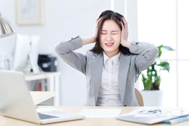 我把公司发的春节礼品送给了保洁阿姨同事来质问我为什么不给她(图1)