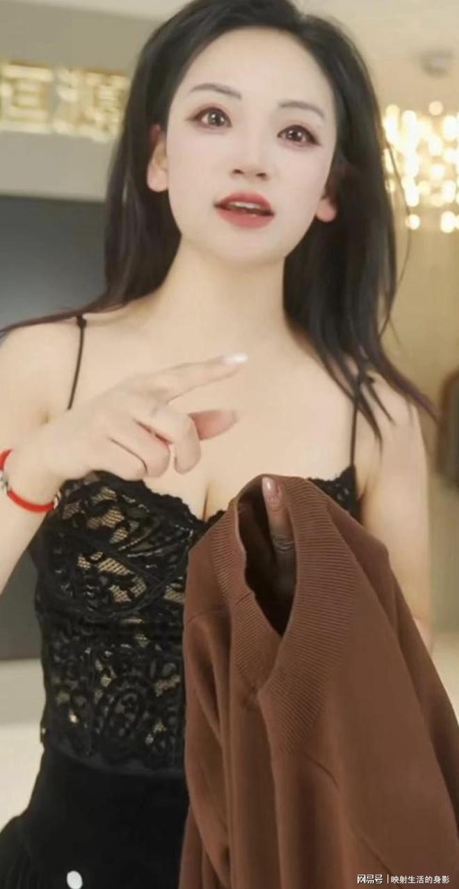 公司要求的！被质疑擦边之后恒源祥女主播已经更换了衣服(图2)